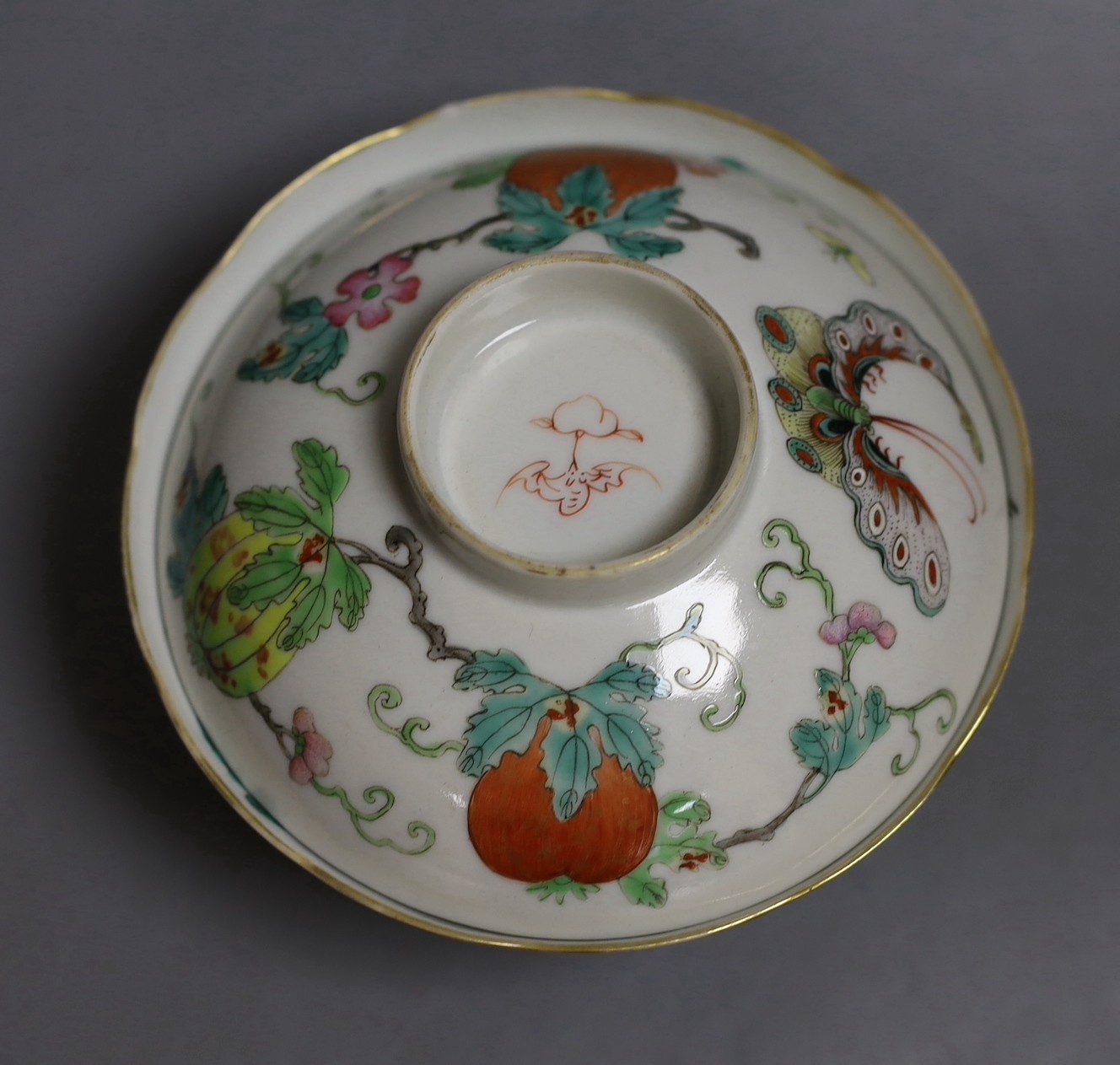 A Chinese famille rose bowl and cover, Xianfeng / Tongzhi period, unusually painted inside 14cm diameter